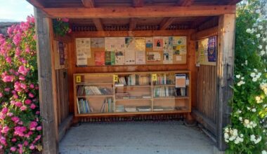 Aiglepierre. De la lecture pour tous avec la boîte à livres ouverte au fond de l’abri de bus