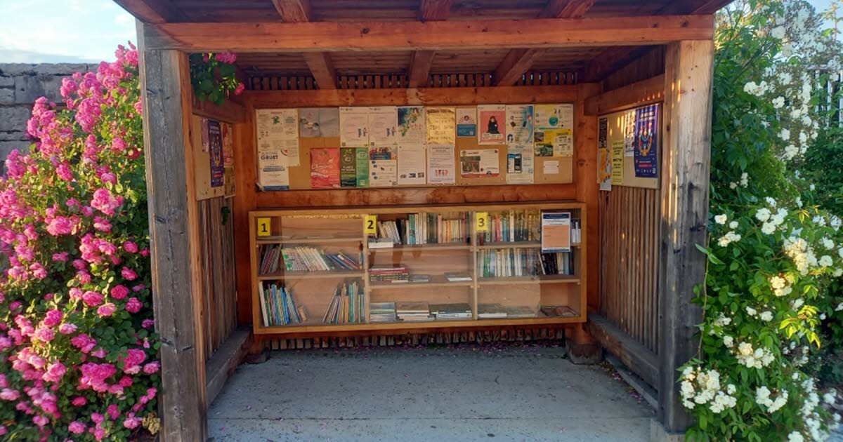 Aiglepierre. De la lecture pour tous avec la boîte à livres ouverte au fond de l’abri de bus