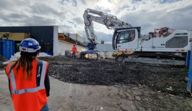 quatre ans après, la démolition des commerces a démarré