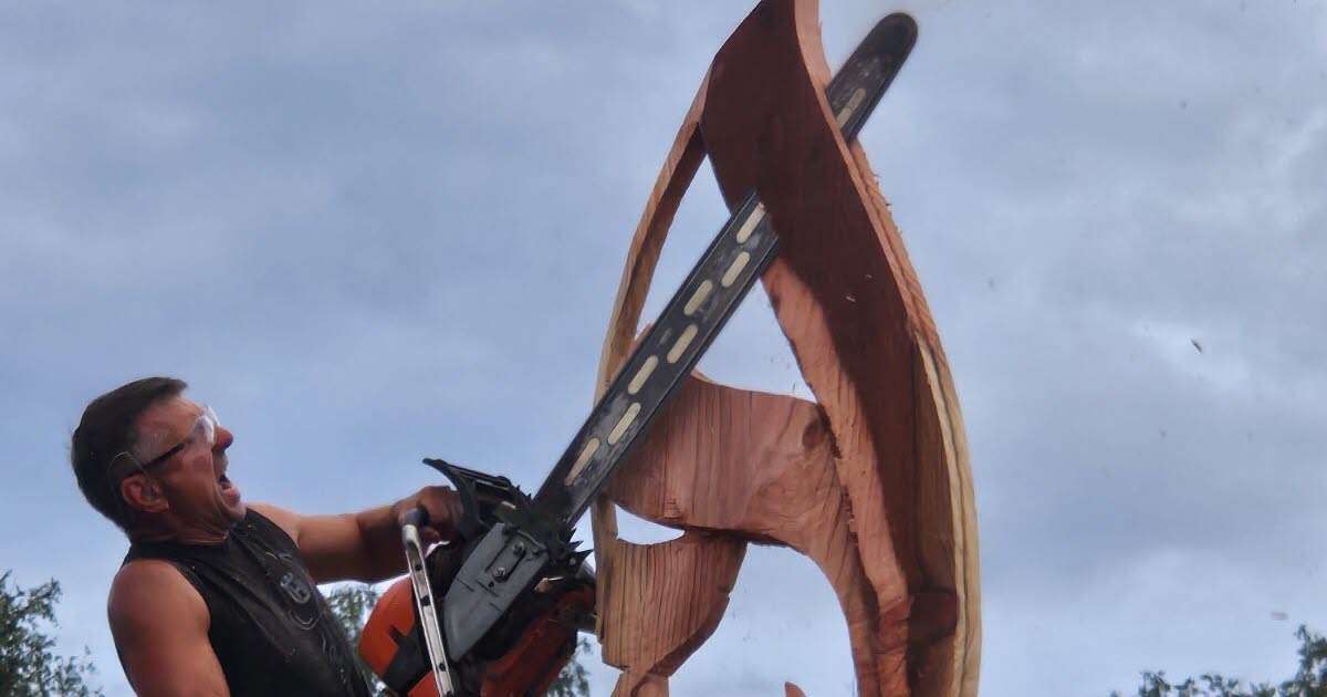 Photos. Plancher-Bas : Jacques Pissenem, le sculpteur d'arbres, présente une performance musicale sur la paix - L'Est Républicain