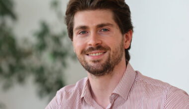 Dylan Hirn consulte et réfléchit