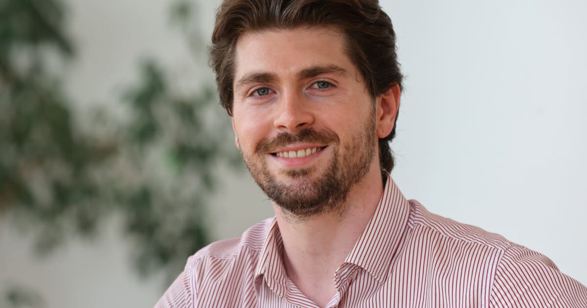 Dylan Hirn consulte et réfléchit
