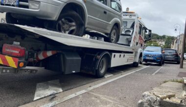 une conductrice finit contre des escaliers