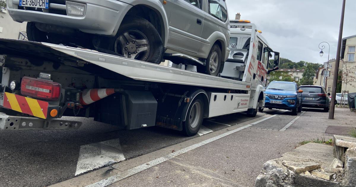 une conductrice finit contre des escaliers