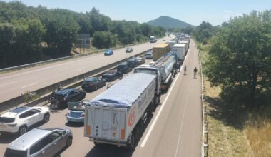 le camion est en cours de relevage