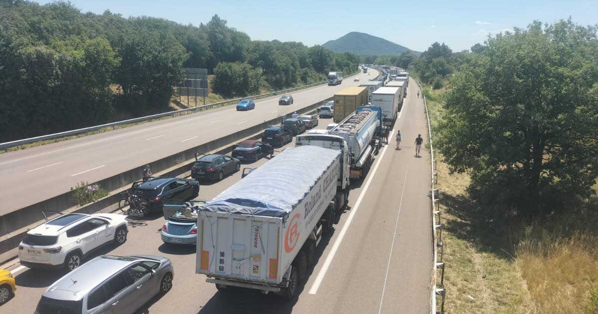 le camion est en cours de relevage