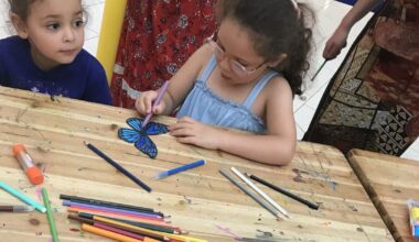 les enfants ont créé un papillon Morpho menelaus
