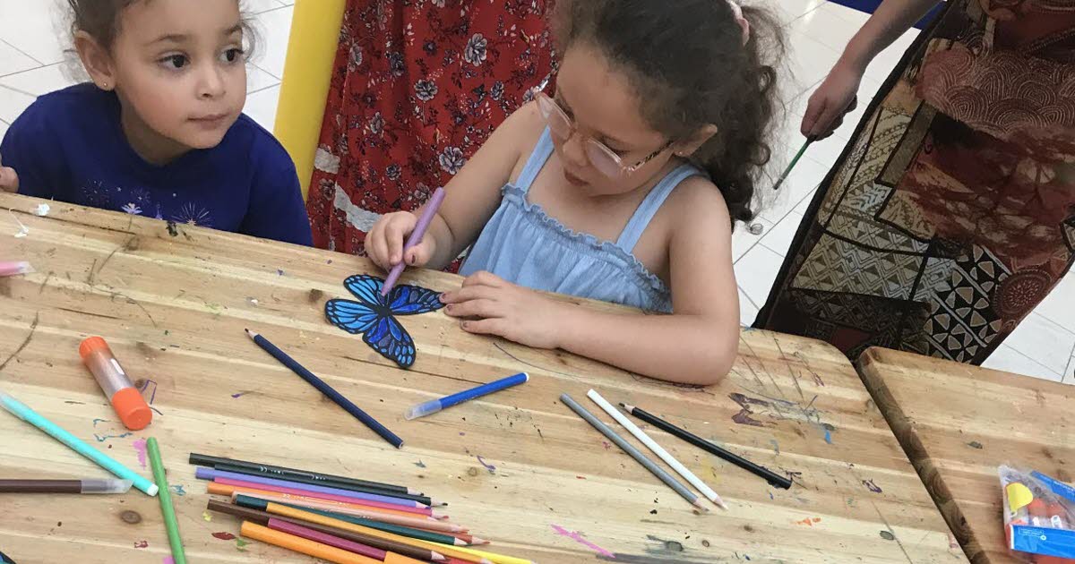 les enfants ont créé un papillon Morpho menelaus