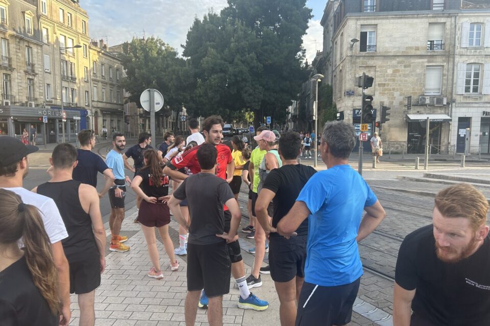 Les coureurs s'accordent une courte pause pour que le groupe se reforme. 