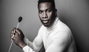 Roderick Cox à la baguette pour « Dvořák, Symphonie du nouveau monde »