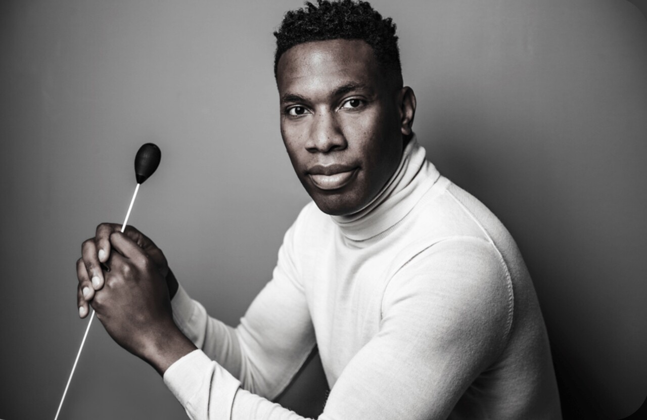 Roderick Cox à la baguette pour « Dvořák, Symphonie du nouveau monde »