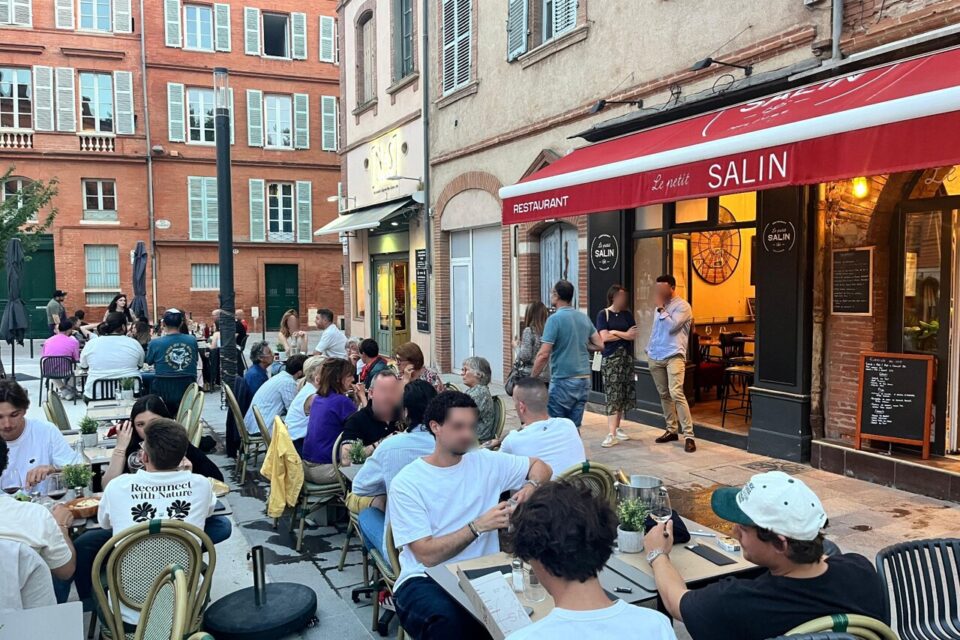 Place du Parlement, Guillaume Labaï a ouvert son restaurant Le Petit Salin, en 2022 en misant essentiellement sur l'ouverture, les midis, en semaine.