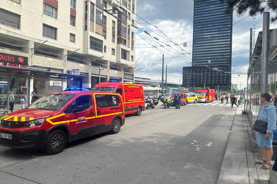 Une grosse intervention des pompiers est en cours à la station de métro de Part-Dieu, à Lyon.