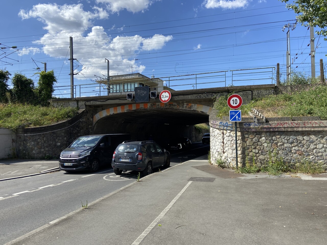 la SNCF entreprend des travaux sur un pont, la circulation perturbée dans cette rue très empruntée