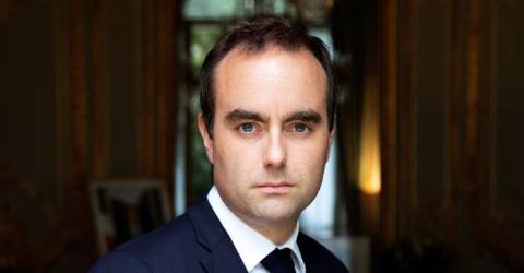 Sébastien Lecornu visite la base des sous-marins nucléaires à Toulon