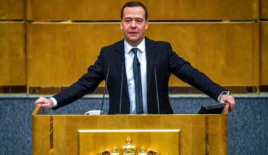 l'ancien président russe Dmitri Medvedev suggère de «lancer des frappes préventives» contre l'Occident