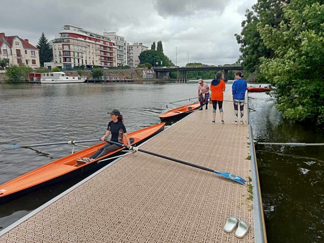 à Nantes, des patients font de l'aviron sur les bords de l'Erdre