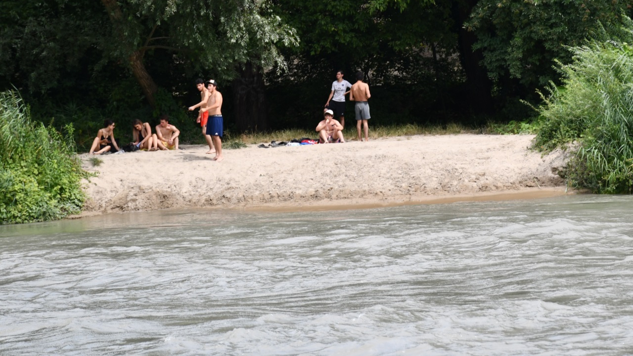 elle manque de se noyer, la police la verbalise pour baignade interdite