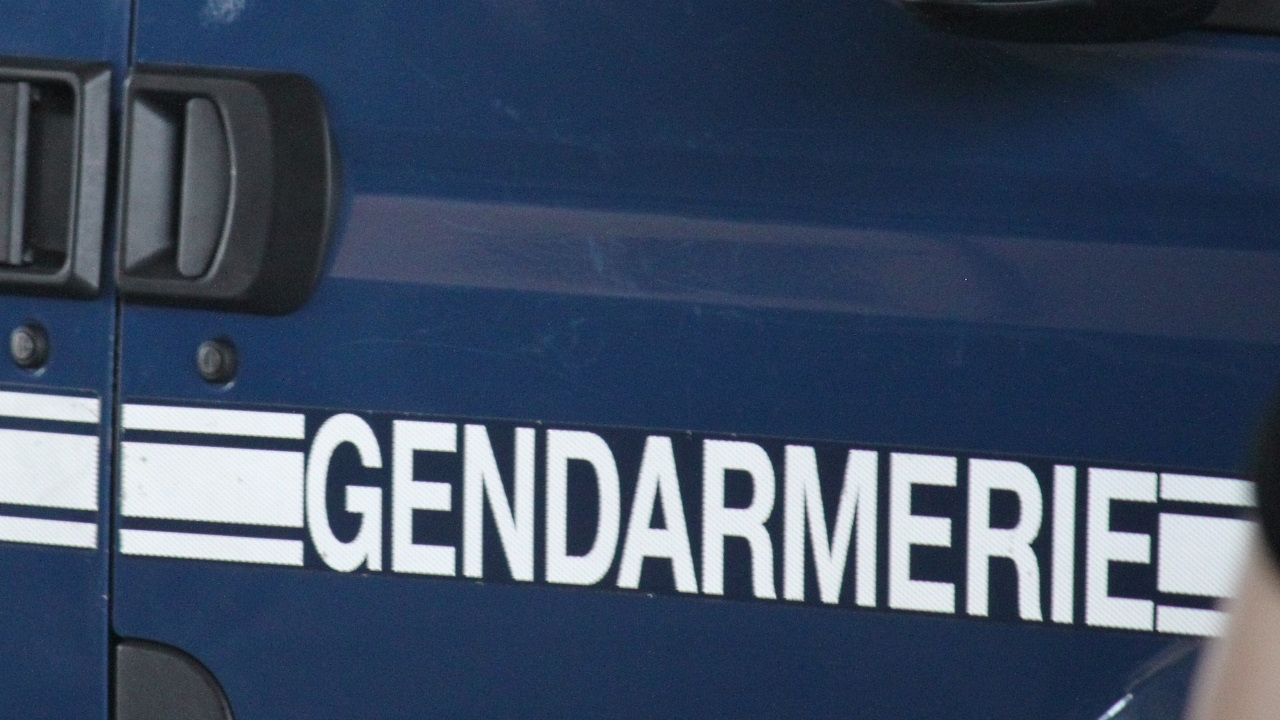 un couple laisse son enfant pendant 1h30 dans une voiture en plein soleil