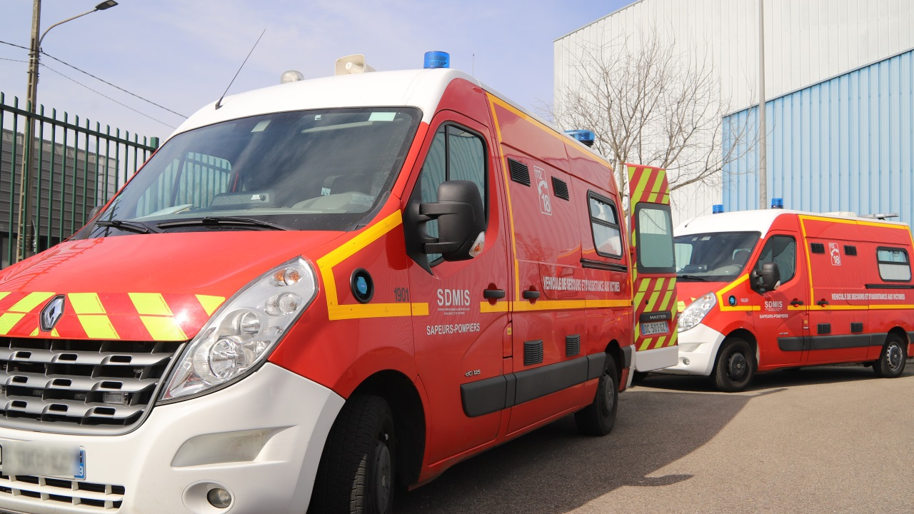 un entrepôt de stockage détruit par un violent incendie