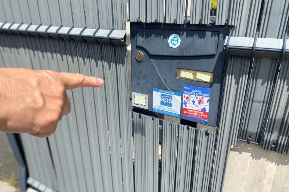 Danielle, référente dans sa rue du dispositif de vigilance entre voisins, a collé un sticker sur sa boîte aux lettres. 