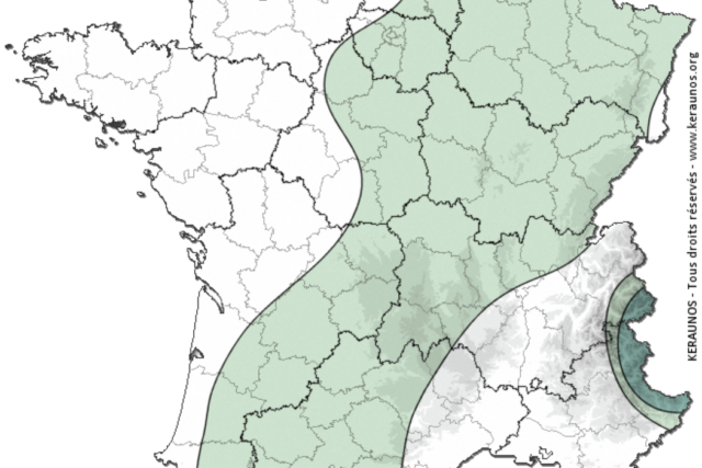 Jeudi, le thalweg d’altitude viendra s’étirer sur l’ensemble du pays. Une instabilité résiduelle devrait persister dans l’axe du thalweg et sur son flanc oriental, avec des déclenchements orageux épisodiques des Pyrénées à la Lorraine, ainsi que sur les Alpes. (© Carte Keraunos)