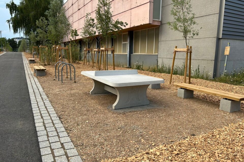Une table de ping-pong a été installée derrière le gymnase Martigny.