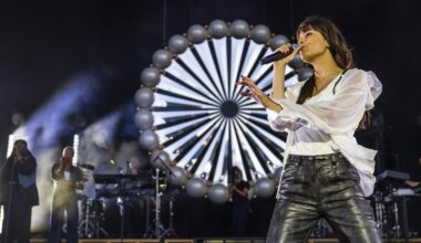 Clara Luciani électrise Paléo avec son énergie communicative et sa pop rétro - rts.ch