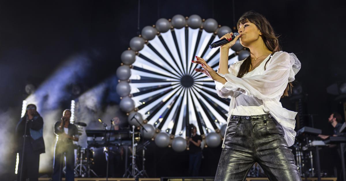 Clara Luciani électrise Paléo avec son énergie communicative et sa pop rétro - rts.ch