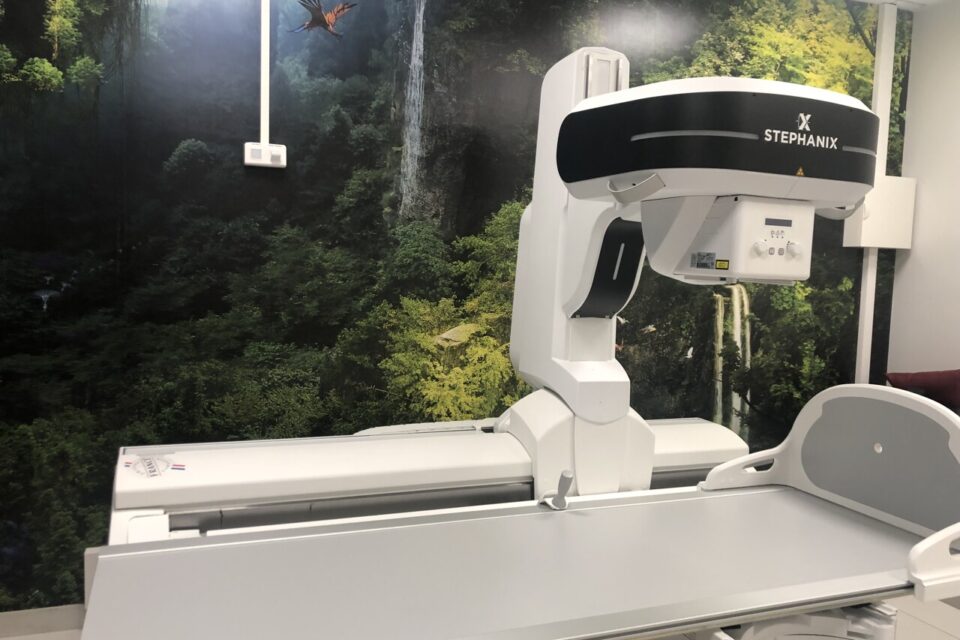 Une salle du centre permet au personnel médical qui a suivi une formation spécifique de faire passer des radios aux patients. 