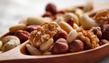 Assortiment de noix dans un plat en bois.