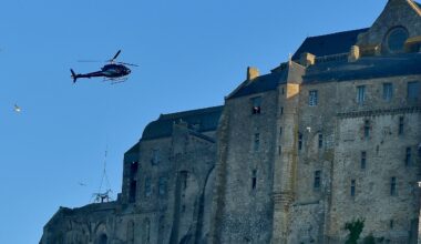 Zeus, le cheval métallique des JO 2024, vole au Mont-Saint-Michel