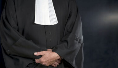 du tribunal à la prison pour six mois