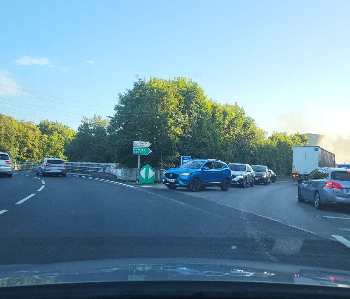 cinq véhicules et une moto concernés