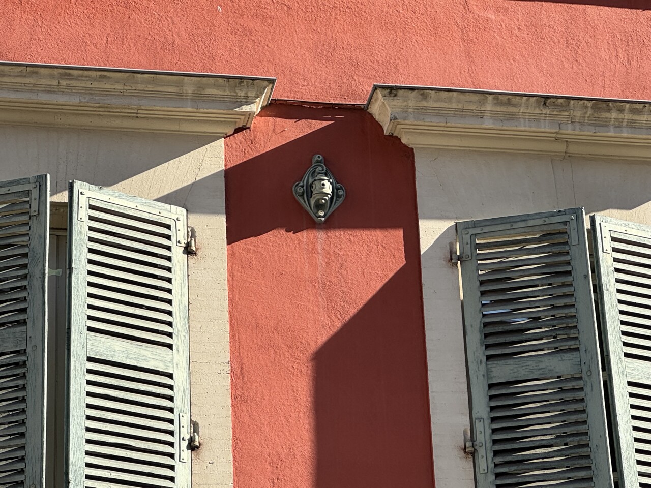 Toulouse. Pourquoi ces rosaces de fonte sont présentes sur de nombreux bâtiments de la Ville rose ?