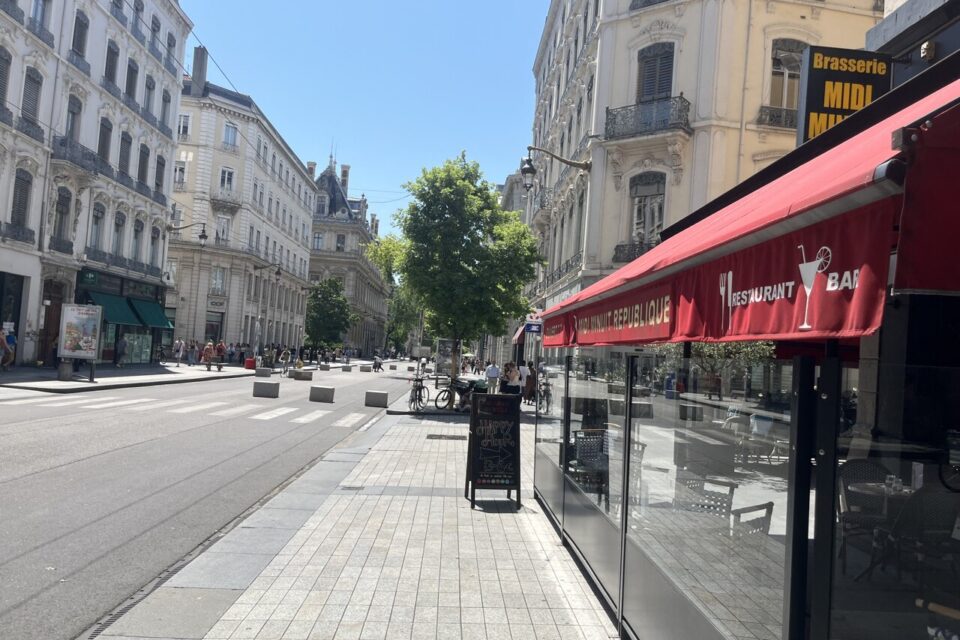 La rue de la République, en Presqu'île de Lyon, est entièrement piétonnisée depuis l'entrée en vigueur de la ZTL.