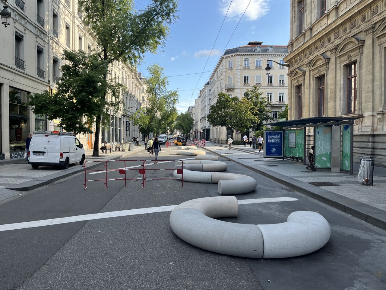 Lyon. Le prix des nouveaux bancs rue de la République, qui font débat, enfin dévoilé