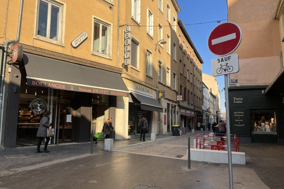 Un panneau d'interdiction de circuler a été installé au début de la rue du Mail.
