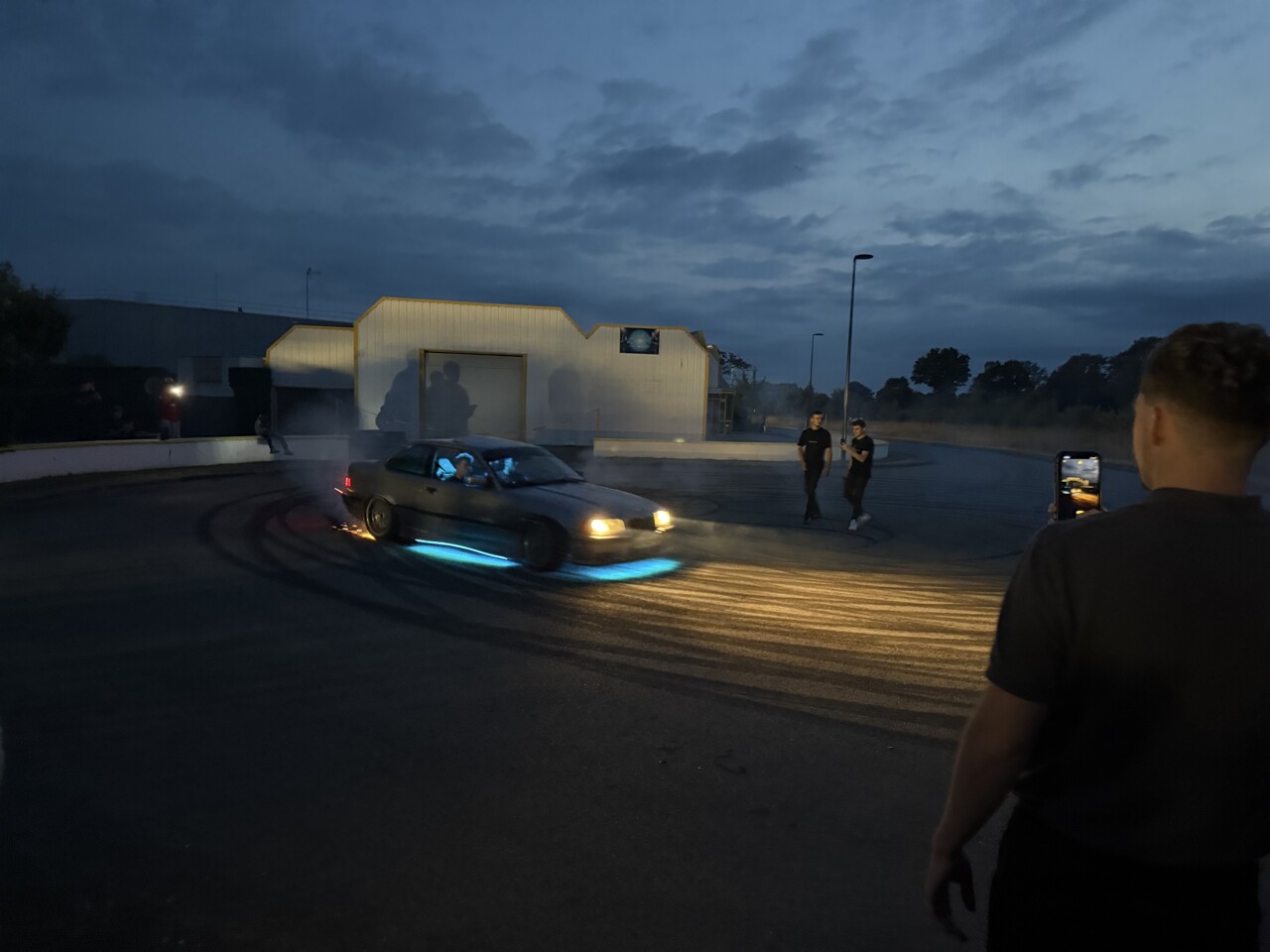immersion au cœur de la nuit dans des courses illégales de voitures
