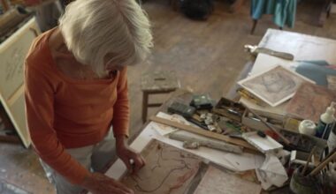 après un accident, une artiste réalise son exposition avec une seule main