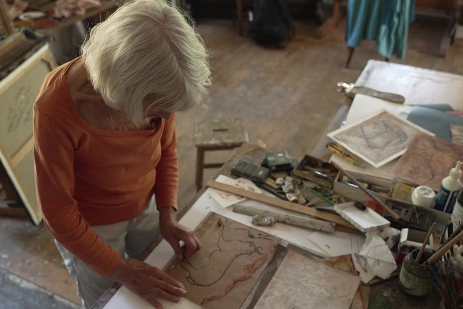 après un accident, une artiste réalise son exposition avec une seule main