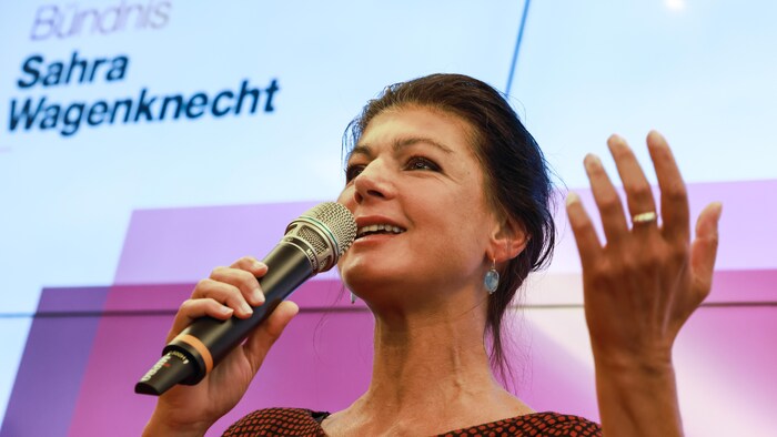 La dirigeante du parti BSW, Sahra Wagenknecht, en train de prononcer un discours.