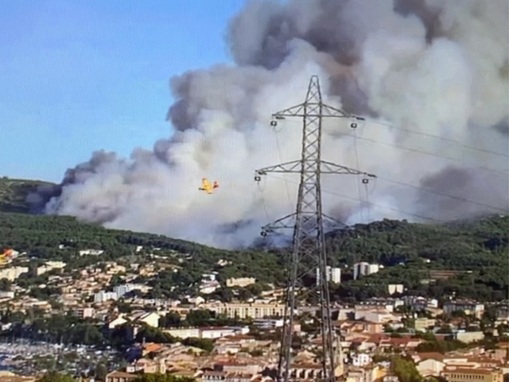 Violent incendie à Martigues. D'importants moyens déployés, des habitants confinés