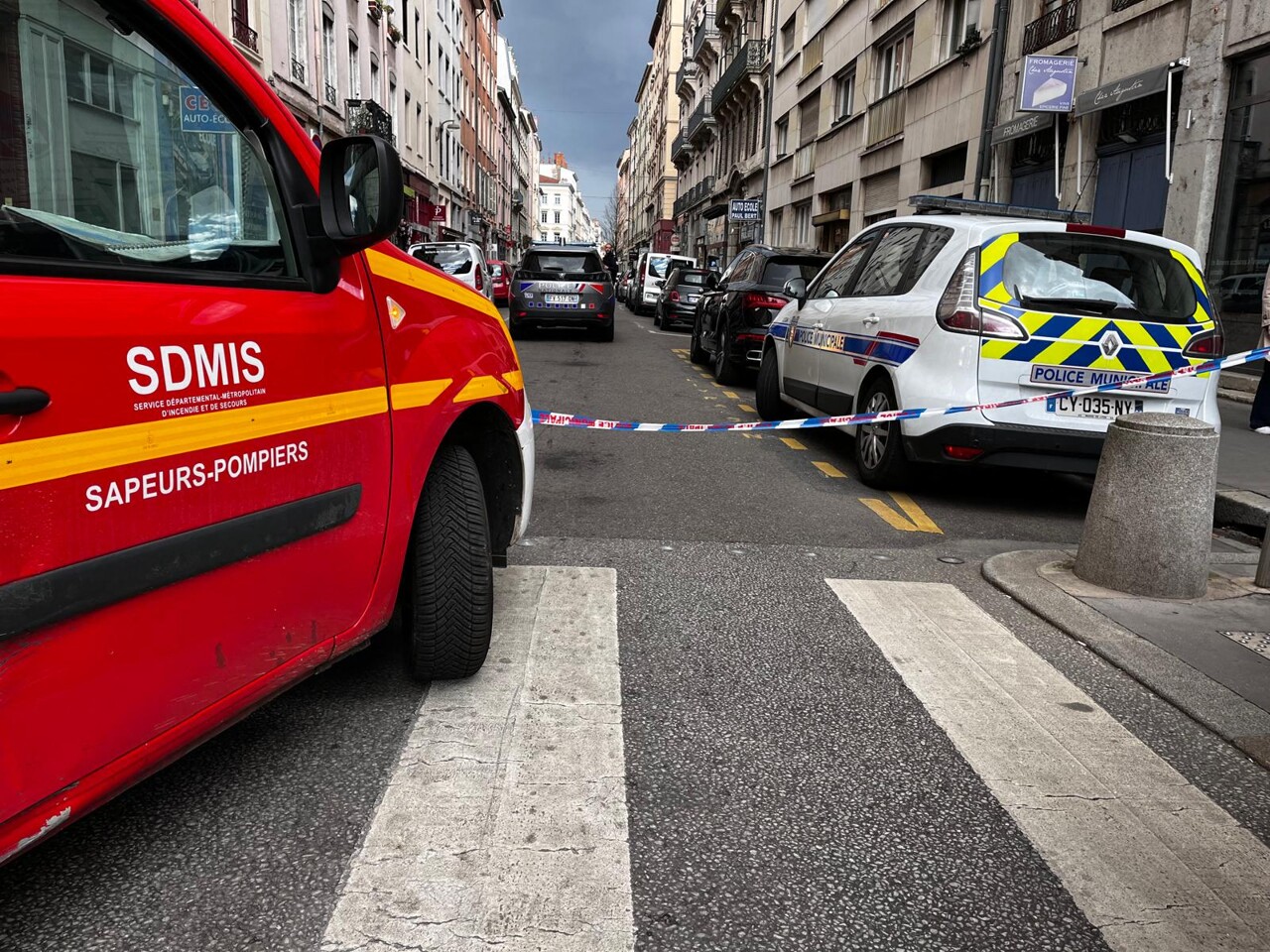 Lyon. Une femme meurt après une chute de six étages, les pompiers sur place