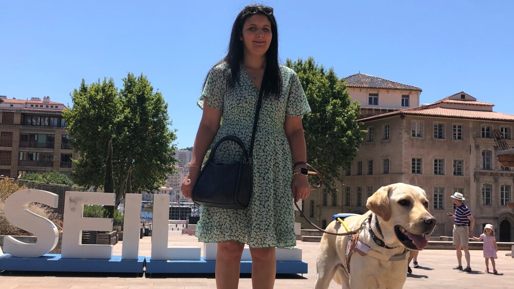 même avec un chien guide, être malvoyant reste une épreuve