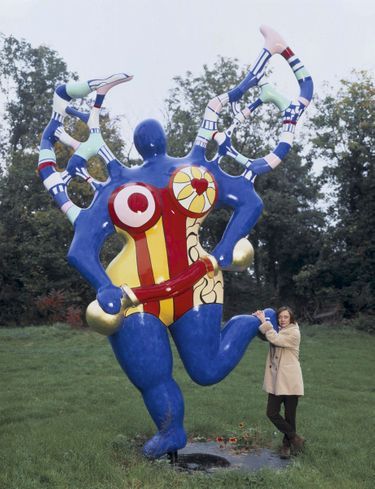 Niki de Saint Phalle devant l’une de ses «Nanas » géantes, en 1994, année de la sortie de «Mon secret », dans lequel elle révèle avoir été victime d’inceste.