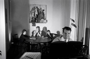 Niki de Saint Phalle chez elle, en famille, avec son premier mari, l’écrivain américain Harry Mathews, et leurs enfants, Laura, née en 1951, et Philip, né en 1955.