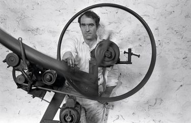 Le sculpteur Jean Tinguely en mai 1965, dans son atelier de la commanderie de Dannemois (Essonne), devant l’une de ses machines mobiles.