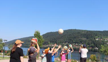 Les minots apprennent els rudiments du beach volley