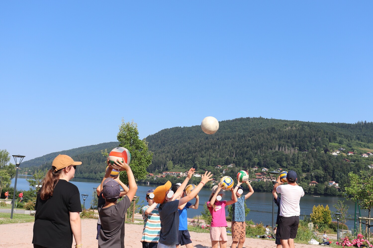Les minots apprennent els rudiments du beach volley